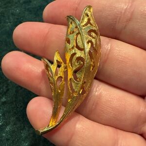 Vintage brooch, brushed gold tone, flower buds. EUC, 2 1/4” x 1”. Takes magnet.